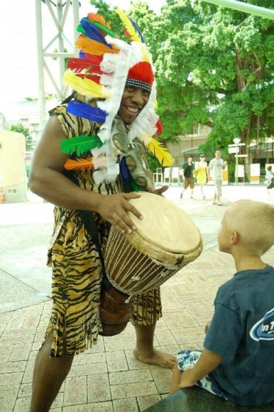 小朋友可跟表演者一起玩非洲鼓。