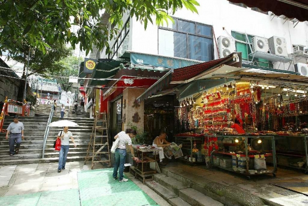 摩囉上街是香港著名的古董集散地。