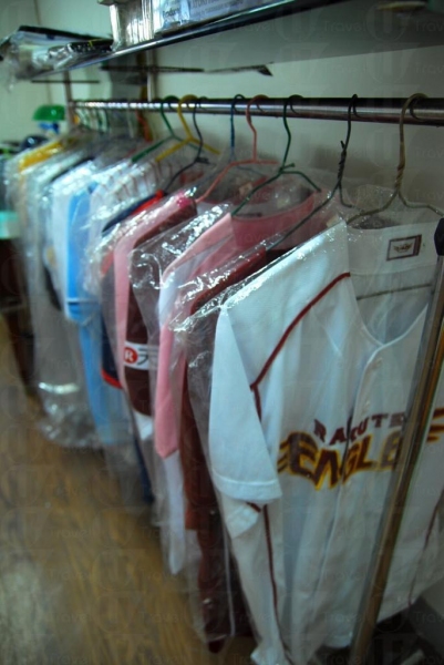 店內有有型棒球衣服出售。