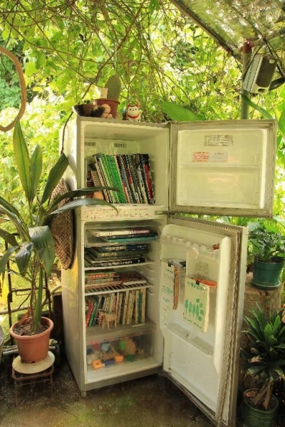 堅持環保的信念，店內不少物品都循環再用，如利用舊雪櫃作為書櫃。