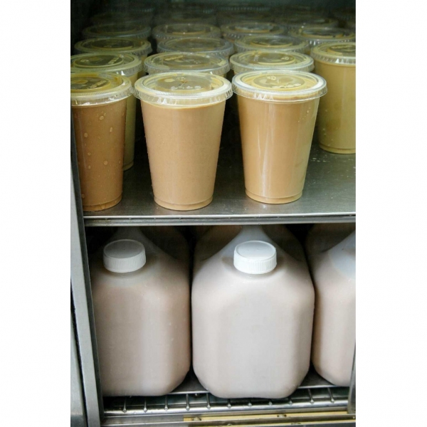 金鳳茶餐廳將整壺的奶茶沖好之後，直接冷藏不加冰塊，茶香得以保存。