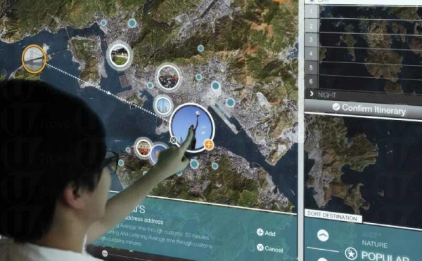 天際 100：行程編排站預設各種香港主要旅遊熱點，旅客可透過輕觸式螢幕上選擇其中一個題目，裝置上的地圖便會標示出不同景點選擇，旅客可選出最想到的 6 個地點，「行程編排站」便可編排整個旅程。