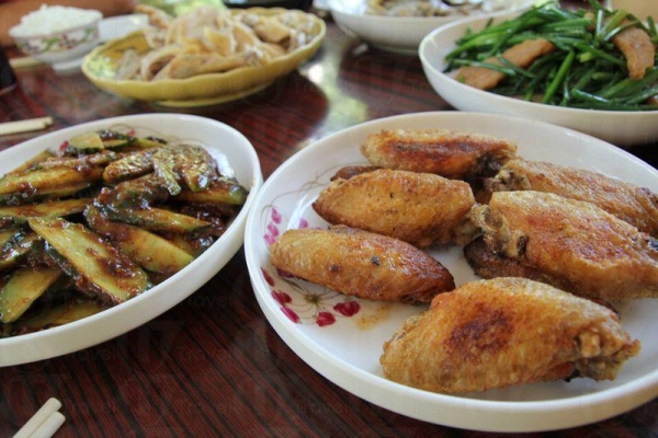 青瓜沙律清新惹味，雞翼香脆可口，是山澗會的招牌菜。