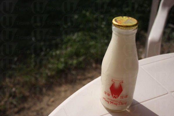 出產的牛奶均標明來自「康寧牧場」，並供給全港七十多個銷售點。