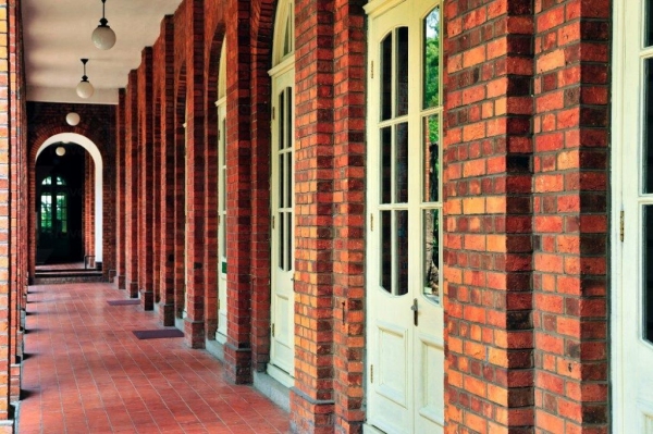 寬敞的磚柱游廊及拱形門窗是愛德華時期的建築特色。