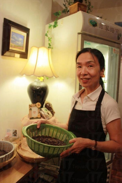 北村小姐手上的是當日新鮮烘焙的咖啡豆。