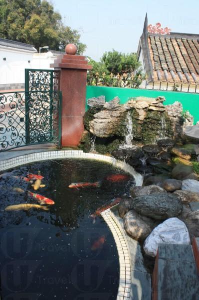 荷曄庭門口設有一大錦鯉池，估也估不到中式園林中賣的竟然是西菜。