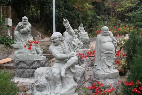 羅漢寺於室內外都放有十八羅漢的雕塑，各有不同神情，栩栩如生。