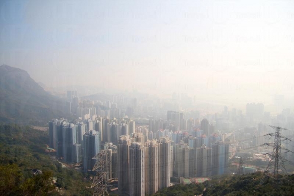 從獅子山上遠眺，可俯瞰九龍半島的景色，天氣好的話，更可看到香港島北部。