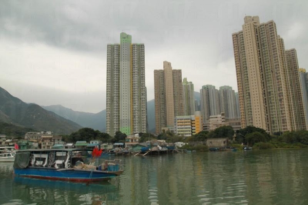 馬灣涌村帶有五、六十的香港風情，與逸東邨的高樓大廈形相映成趣。