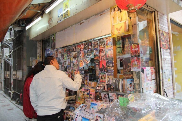 在城南道更可以看到泰文的影碟和雜誌。