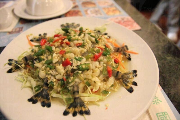 活蝦刺身鋪滿辣椒和蒜碎，伴以酸甜微辣的醬汁，是菜館最有名的菜式。