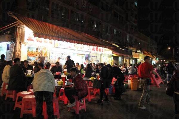 元朗金輝徑總是人頭湧湧，因為有不少出名的街坊食店。