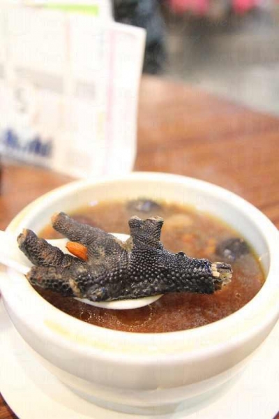 阿膠烏雞湯的湯料比例幾乎一比一。