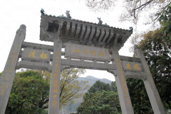 正門高高掛著「香海名山」四隻大字，原來是出自前港督金文泰的手筆。