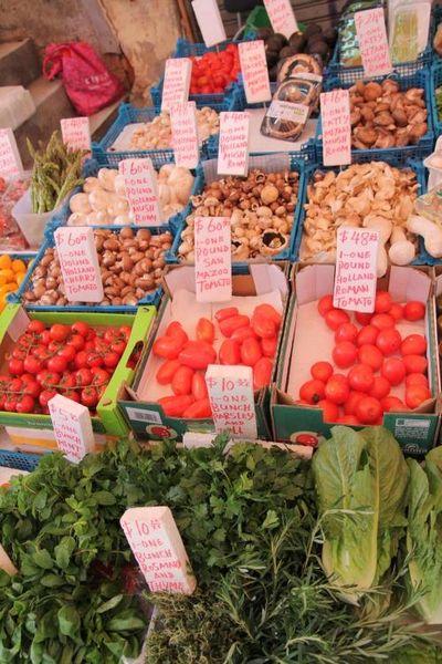 嘉咸街的進口蔬菜來自世界各地，可與高檔超市平分秋色，吸引大量外國捧場客。