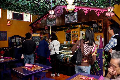 國際十字路會內的絲綢之路咖啡店的茶點都是公平貿易產品。