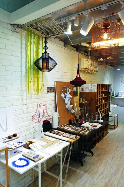 Abode 專賣世界各地搜購回來的精品和自創品牌飾物。