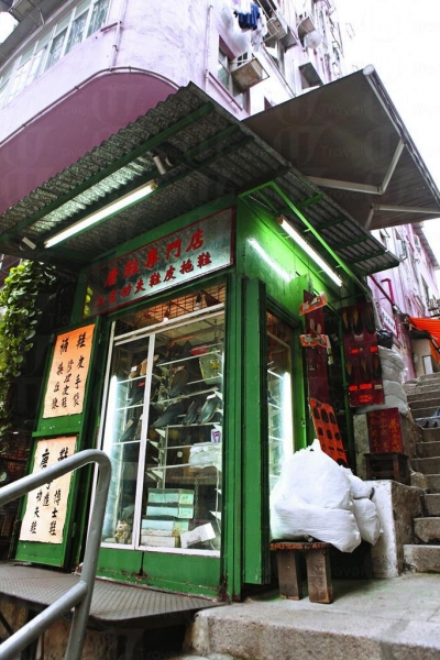 「唐鞋專門店」是香港僅存的功夫鞋匠之一。
