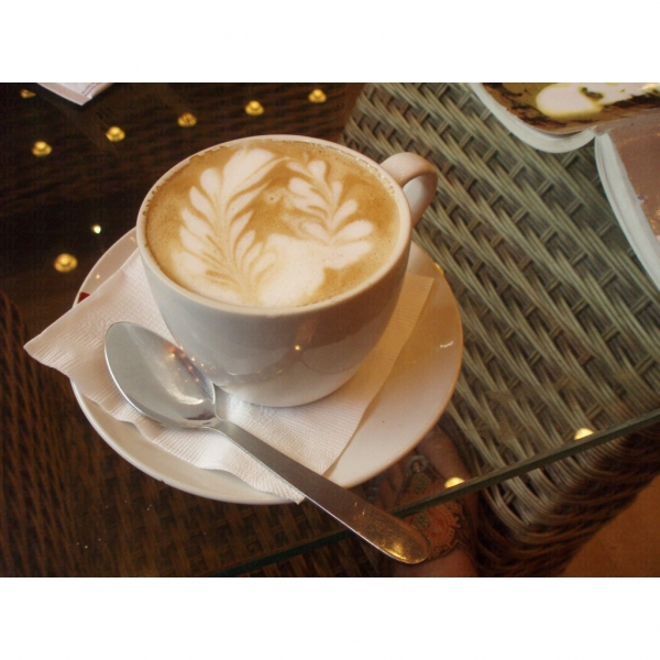MG CAFE 咖啡豆是來自精選的蘇門答臘、巴拿馬地區，還要在先到台灣烘焙之後才空運過來，所用的咖啡奶也是日本的明治鮮奶，入口香濃 （網上圖片）