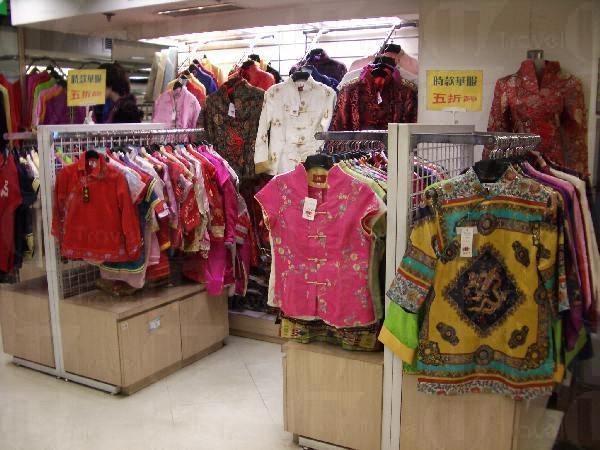 傳統中式服裝花款特多，而且價錢相宜，一百數十元也可以搜羅到優質貨色。