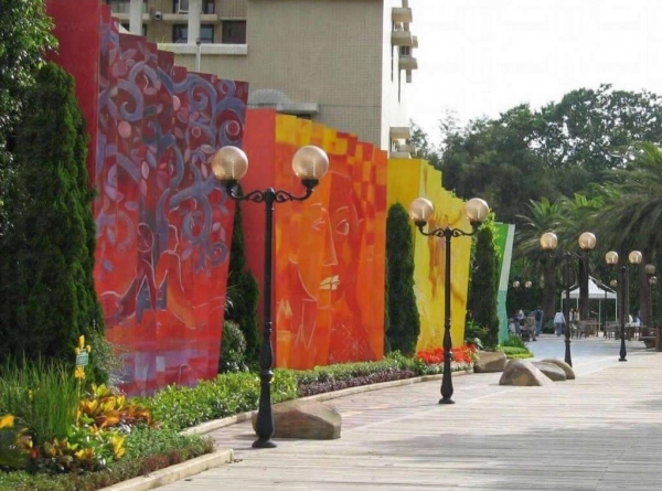 彩虹牆以不同顏色來表達愛，由多國藝術家設計。