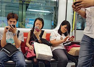 手機用家如希望在列車上減少斷綫，可靠近廣告箱位置。