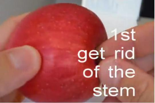 步驟1:將蘋果的莖部弄斷