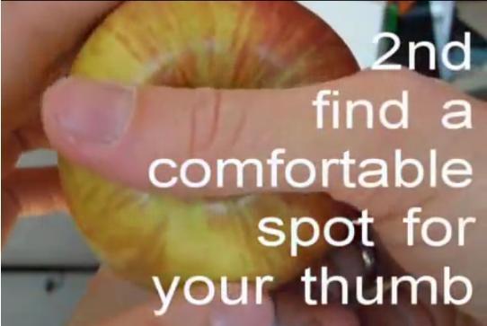 步驟2:把2隻手指公放在蘋果中間凹陷的位置
