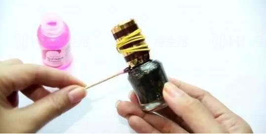 11. 洗甲水打開黏住的指甲油瓶蓋