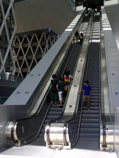 搭扶手梯要小心　香港這幾條超長電梯，用時就不好玩電話了（圖：電梯資料網）