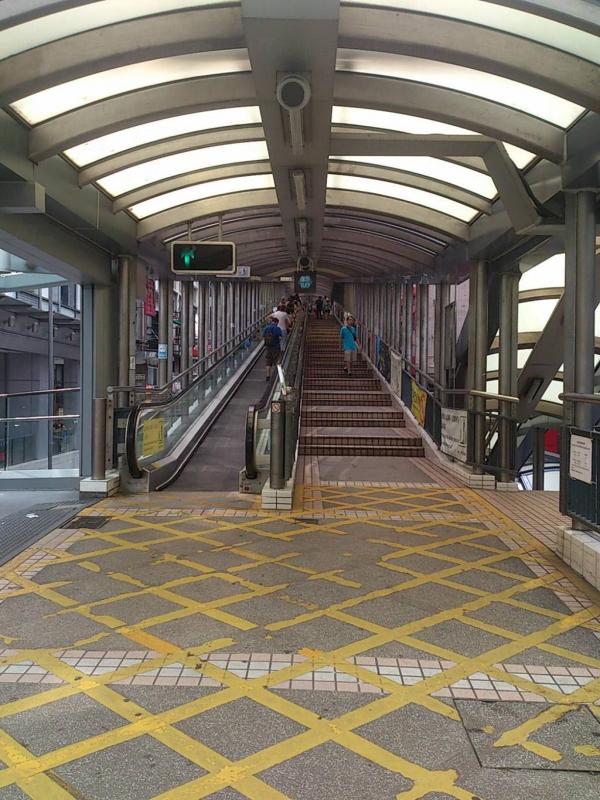 搭扶手梯要小心　香港這幾條超長電梯，用時就不好玩電話了（圖：U Blogger@Koala Yip）