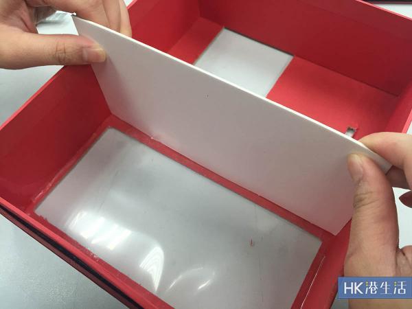 用紙皮或硬卡紙剪成一個隔層，黏實在盒內，以作隔開扭蛋及取扭蛋位