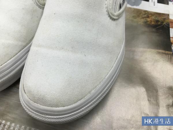 梳打粉 + 水 + 雙氧水清潔法使用前，白鞋的狀況