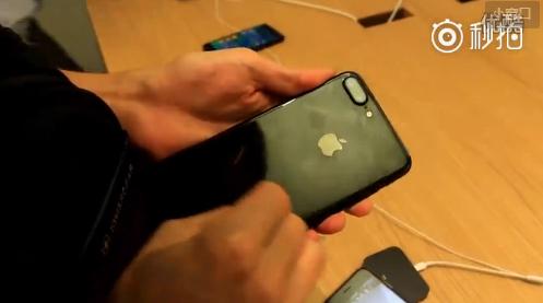 超缺德！中國網民為測試刮花港 Apple Store亮黑樣版機