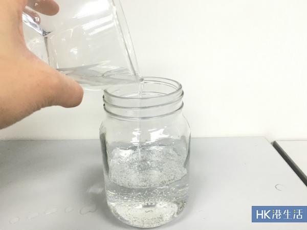 將玻璃樽注滿水