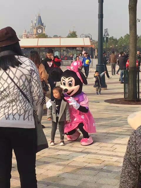 上海迪士尼驚現山寨米妮 搵遊客影相拎貼士