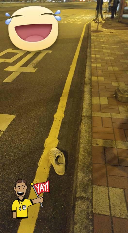搭巴士除鞋晾腳　網友偷偷拿走一隻鞋棄置街上惹爭議