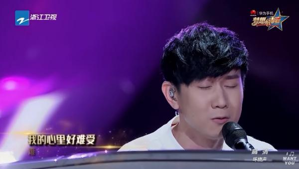 林俊傑JJ在節目《夢想的聲音》唱《愛要怎麼說出口》表演走音