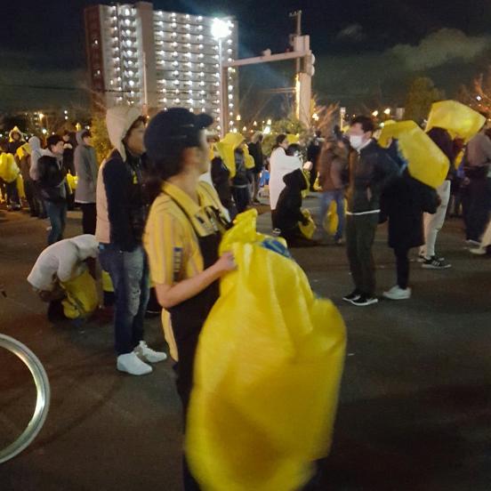 黃色購物袋變保暖工具  日本IKEA「神對應」化解關公災難