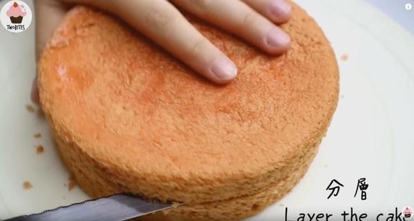 懶人必學海綿蛋糕裝飾法！極速「自製」甜美士多啤梨蛋糕