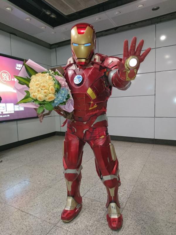 情人節Iron Man地鐵送花！男女主角身份惹質疑