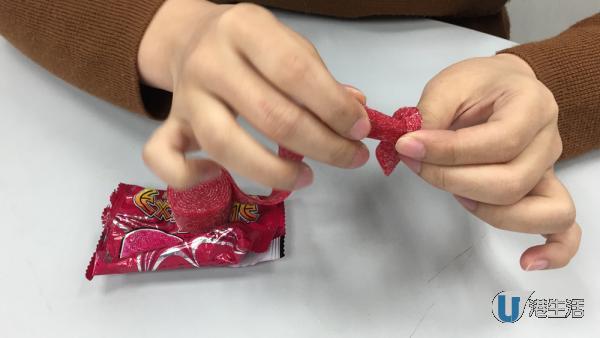 經典糖果新玩法！卷條狀可樂軟糖變玫瑰花