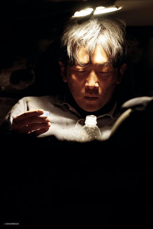 《屍殺》後又一韓國千萬票房電影　《活埋35夜》人性再探討