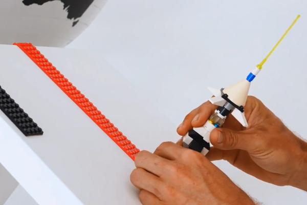 反地心吸力砌LEGO　任貼任剪積木膠貼