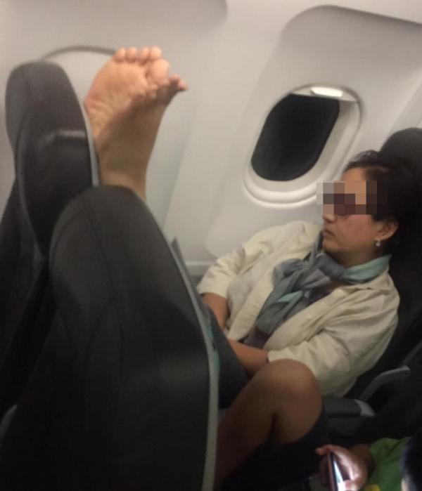 韓國大媽舉腳坐飛機　粗暴要求港客出示登機登及調位