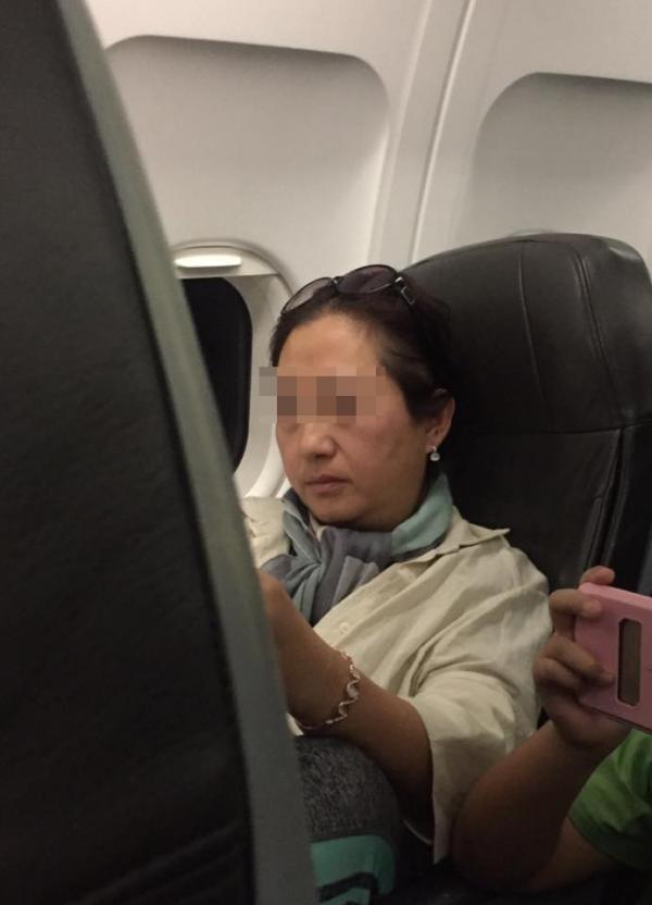 韓國大媽舉腳坐飛機　粗暴要求港客出示登機登及調位