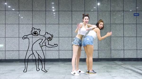 拉閨蜜一齊跳！台灣美女捷運地下街瘋狂跳熊頭人身貼圖舞
