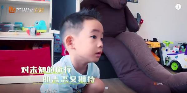 陳小春帶可愛兒子上內地節目  網民：餅印一樣