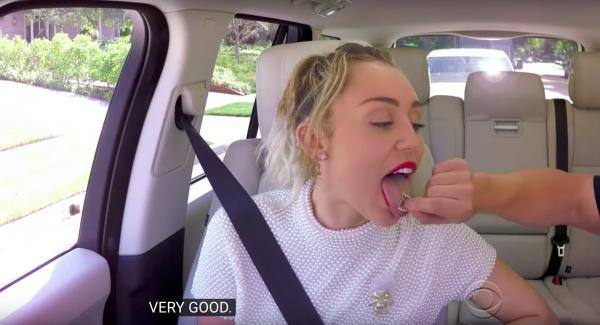 Miley Cyrus上「Carpool Karaoke」！大唱代表作兼曬招牌長脷